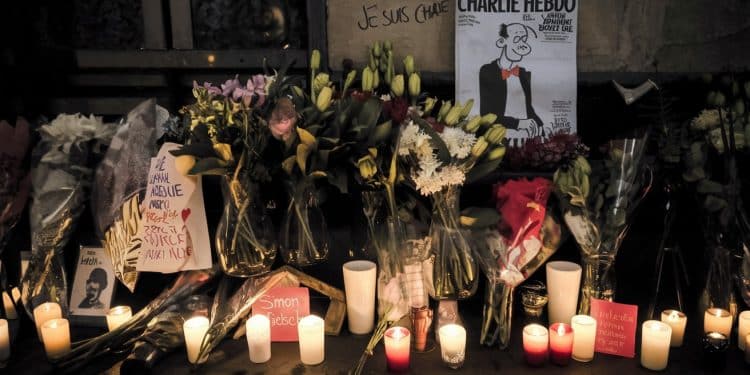 Disparition Tragique de Simon Fieschi, Ancien Webmaster de Charlie Hebdo - Viral Mag Simon Fieschi ancien webmaster de Charlie Hebdo grièvement blessé lors de lattentat de 2015 est décédé à 41 ans Un hommage poignant Viral Mag