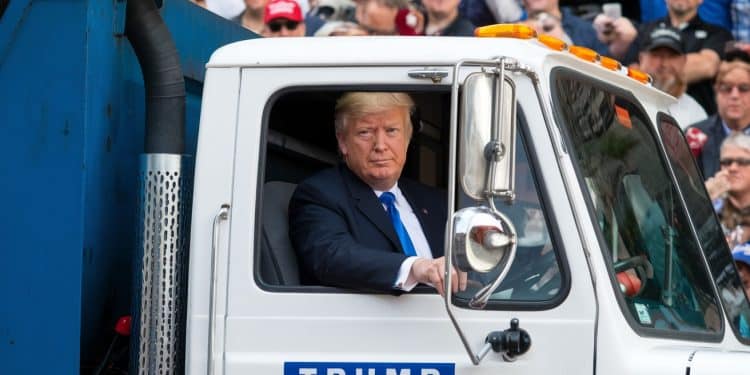 Donald Trump débarque en costume d’éboueur à son meeting électoral - Viral Mag Donald Trump assure son meeting électoral en Wisconsin en tenue déboueur en réaction aux propos polémiques de Joe Biden Une mise en scène choc   Viral Mag