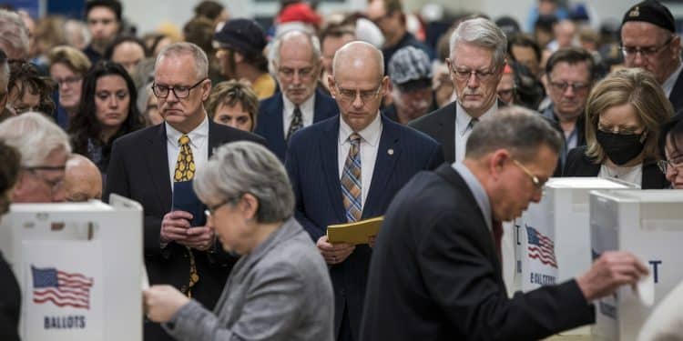 Élections américaines : des inquiétudes liées aux observateurs républicains - Viral Mag Le déploiement massif dobservateurs républicains dans les bureaux de vote aux États Unis soulève des craintes dintimidation et de remise en cause des résultats en cas de défaite de Donald Trump Viral Mag