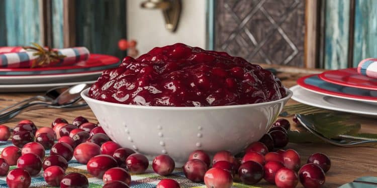 Erreurs qui Ruinent la Sauce aux Canneberges (et les Solutions) - Viral Mag Découvrez les 4 erreurs qui ruinent votre sauce aux canneberges maison et apprenez les astuces pour les éviter et réussir à coup sûr votre accompagnement phare de Thanksgiving   Viral Mag