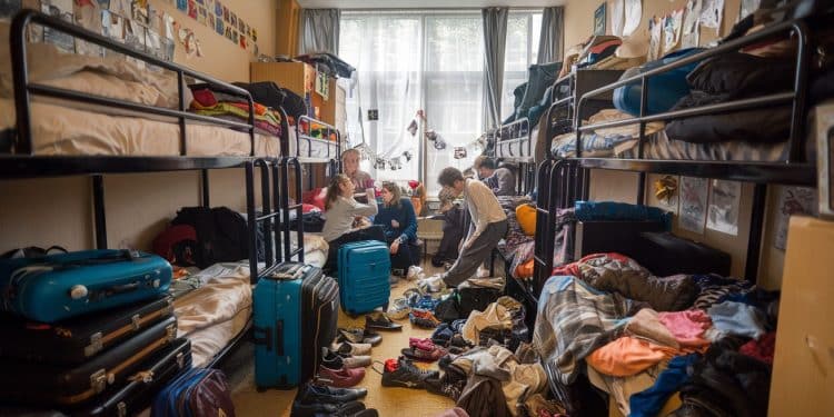 Étudiants Erasmus aux Pays-Bas : La crise du logement s’aggrave - Viral Mag Les étudiants Erasmus peinent à trouver un logement aux Pays Bas Les colocations leur ferment désormais la porte dans un contexte de crise du logement étudiant Viral Mag