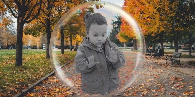 Faut-il garder nos enfants dans un cocon protecteur ? - Viral Mag Dans un monde plein de dangers faut il surprotéger nos enfants ou les laisser explorer librement  Découvrez les clés pour trouver le juste équilibre   Viral Mag