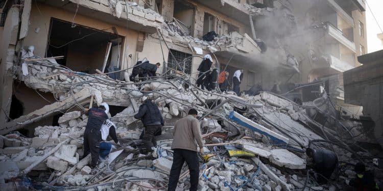 Frappe israélienne mortelle à Gaza : les États-Unis exigent des réponses - Viral Mag Une frappe aérienne israélienne à Gaza fait 93 morts dont 20 enfants Washington demande des explications à son allié Viral Mag