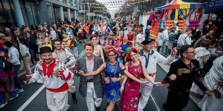 La Grande Parade métèque célèbre son 10e anniversaire en Seine Saint Denis Un événement haut en couleurs pour vanter le métissage et les bienfaits de limmigration   Viral Mag
