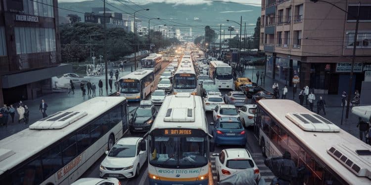 La capitale bolivienne La Paz est confrontée à une grève massive des transports en réaction à la gestion controversée de la pénurie de carburant par le gouvernement Les rues sont bloquées et la ville tourne au ralenti   Viral Mag