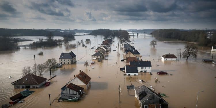 Inondations Catastrophiques en France : Le Drame Continue - Viral Mag Des pluies diluviennes sabattent sur la France causant des inondations dévastatrices Le bilan salourdit la solidarité sorganise Viral Mag