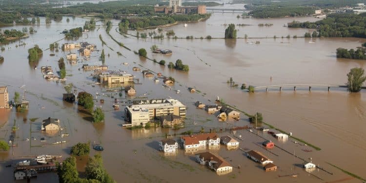 Des images aériennes saisissantes révèlent lampleur des dégâts causés par les inondations en France Découvrez comment les paysages ont été transformés   Viral Mag