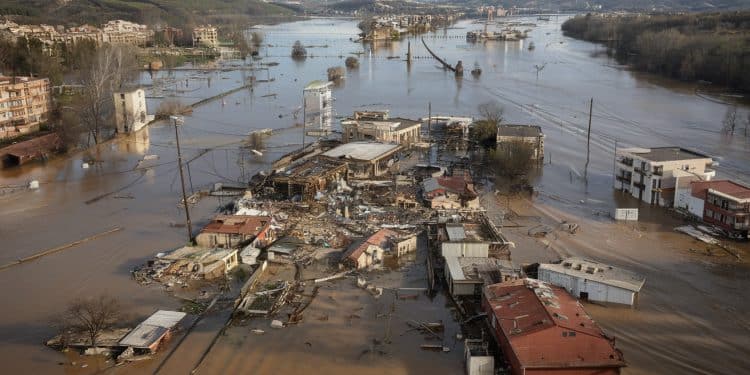 Inondations en Espagne : Des Milliers de Rescapés Sur Les Routes - Viral Mag Des inondations meurtrières en Espagne ont forcé des milliers dhabitants à fuir leurs logements dévastés Un exode chaotique sur des routes détruites sans eau électricité ni nourriture Viral Mag
