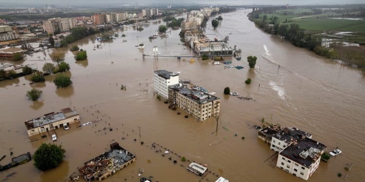 Inondations Meurtrières en Espagne : Au Moins 95 Morts - Viral Mag Des inondations dévastatrices frappent lEspagne faisant au moins 95 morts Un bilan alarmant qui soulève de nombreuses questions Viral Mag