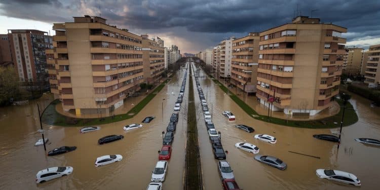 Inondations Meurtrières en Espagne : Des Français Témoignent - Viral Mag Pris au piège par la montée soudaine des eaux à Valence des touristes français racontent le cauchemar quils ont vécu lors des inondations meurtrières   Viral Mag