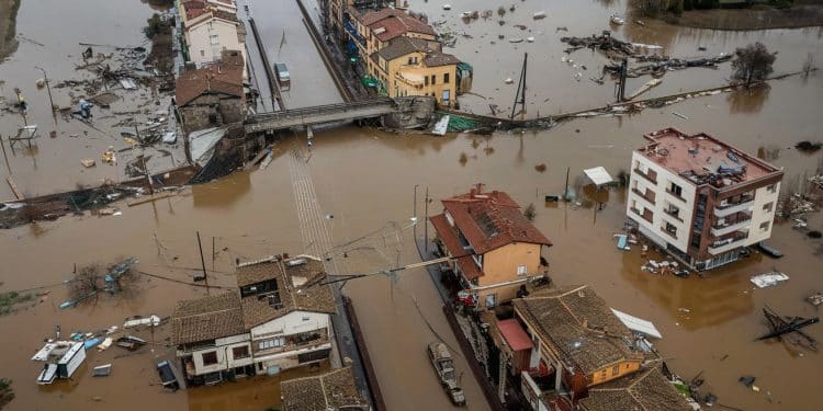 Inondations Meurtrières En Espagne : Le Bilan S’alourdit - Viral Mag Des pluies torrentielles ont frappé la région de Valence faisant près de 100 morts Découvrez le bilan catastrophique de ces inondations Viral Mag