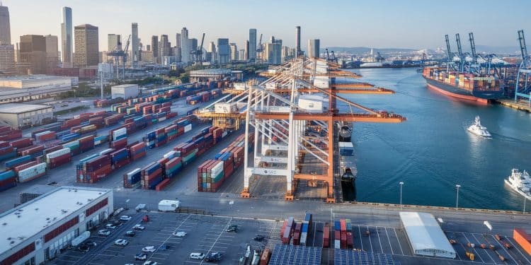 Investissement massif dans les ports américains : Un plan ambitieux - Viral Mag Joe Biden dévoile un plan dinvestissement de 3 milliards de dollars pour moderniser et verdir les ports américains un enjeu clé pour léconomie et lenvironnement Viral Mag