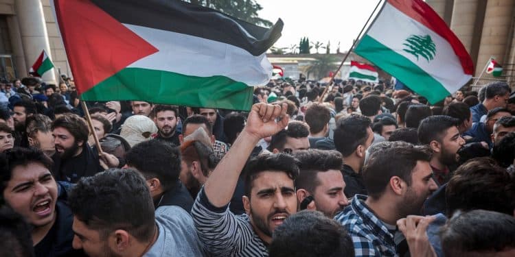 Jean-Luc Mélenchon appelle à l’insurrection étudiante contre le gouvernement - Viral Mag Jean Luc Mélenchon exhorte les étudiants à sinsurger contre une circulaire ministérielle interdisant les drapeaux palestiniens à luniversité suscitant de vives réactions Viral Mag