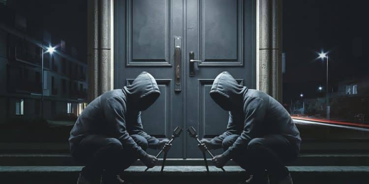 Deux adolescents algériens de 16 ans ont tenté de sintroduire au milieu de la nuit chez une dame âgée à Montpellier Armés dun pied de biche et de pinces coupantes ils ont été interpellés par la police et placés en foyer Une affaire qui soulève des questions sur linsécurité et la délinquance juvénile   Viral Mag