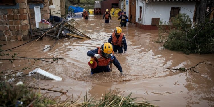 A Letur en Espagne les secours se mobilisent sans relâche depuis 48 heures pour retrouver cinq villageois portés disparus suite aux terribles inondations qui ont ravagé la région   Viral Mag