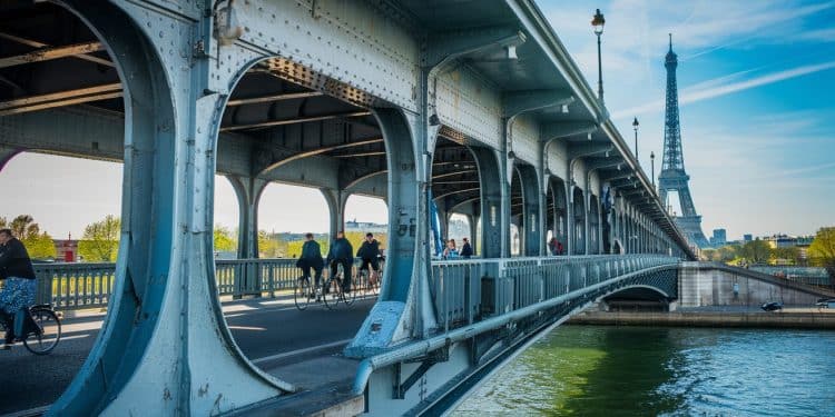 Après des inquiétudes sur sa stabilité la passerelle piétonne Bir Hakeim à Paris va être remplacée Découvrez les détails du projet et son impact   Viral Mag