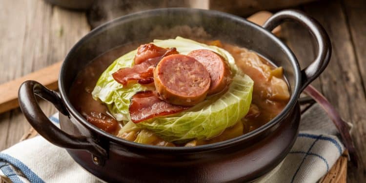 Découvrez la potée au chou un plat mijoté dhiver savoureux et réconfortant Apprenez à préparer ce mets traditionnel étape par étape   Viral Mag