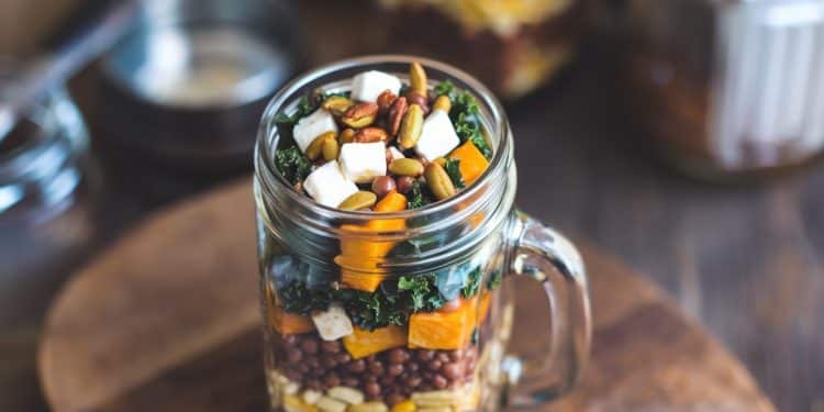 La Révolution Végétale : Une Salade Complète en Pot - Viral Mag Découvrez notre recette de salade complète en pot le repas sain et pratique qui révolutionne la pause déjeuner Riche en fibres et protéines Viral Mag