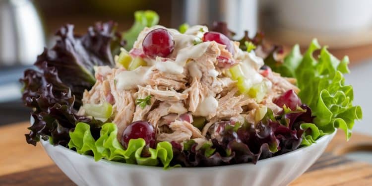 Découvrez notre recette de salade de poulet acidulée aux raisins un plat estival rapide sain et savoureux Parfait pour un déjeuner léger ou un dîner sur le pouce    Viral Mag