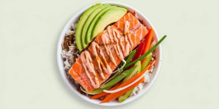 Le bol de riz au saumon inspiré dune tendance TikTok fait fureur Découvrez comment préparer ce déjeuner sain et savoureux en seulement 25 minutes   Viral Mag