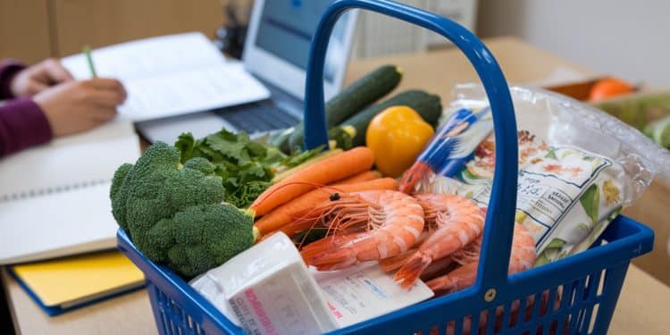 Le chef Thierry Marx initie les étudiants aux surgelés - Viral Mag Le célèbre chef étoilé Thierry Marx donne une masterclass à CentraleSupélec pour promouvoir des recettes équilibrées rapides et peu chères à base de surgelés adaptées au budget et au rythme des étudiants Viral Mag