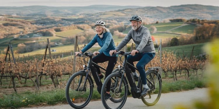 Le Cyclotourisme Électrifie la France: Pédalez avec Panache! - Viral Mag Découvrez lessor fulgurant du cyclotourisme électrique en France Des itinéraires bucoliques aux prestations luxueuses la petite reine couronnée séduit toutes les générations Viral Mag