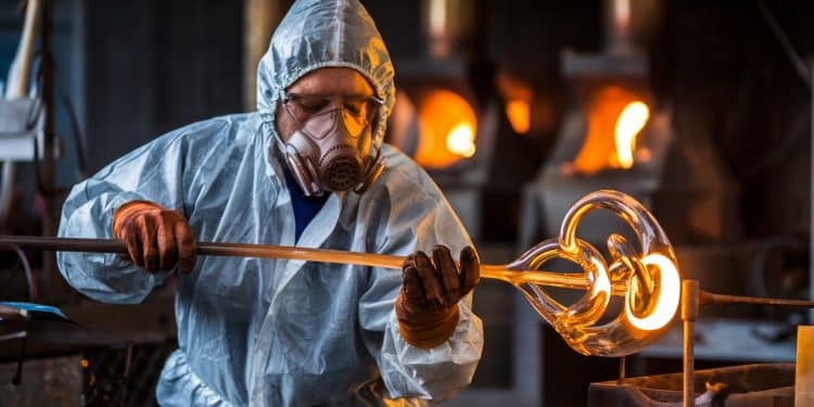 Le Métier Passion de Souffleur de Verre : Précision et Rigueur - Viral Mag Plongez dans lunivers fascinant des souffleurs de verre où passion et rigueur se mêlent pour créer des oeuvres dart uniques Découvrez les défis physiques et la satisfaction de ce métier dexception Viral Mag