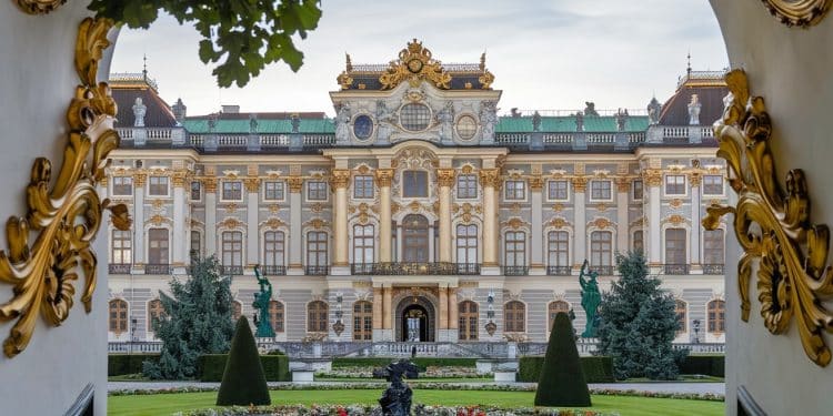 Plongez dans lhistoire fascinante du Palais de la Hofburg à Vienne Explorez ses musées ses appartements impériaux et ses jardins luxuriants   Viral Mag