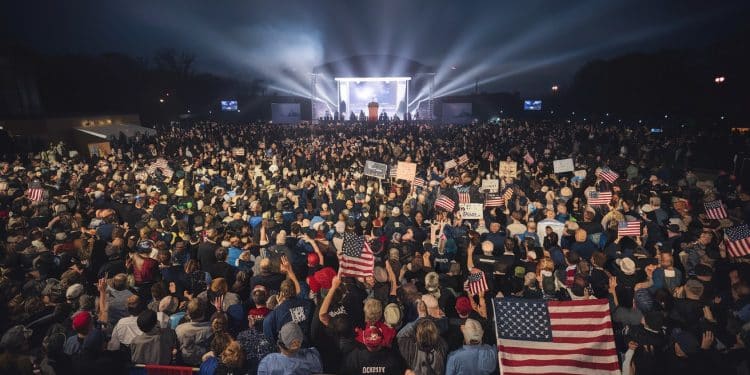 Le Retour Émotionnel de Trump à Butler Malgré les Menaces - Viral Mag Face à une foule massive Donald Trump est revenu à Butler où il a échappé à une tentative dassassinat en juillet Un moment fort chargé démotions Viral Mag