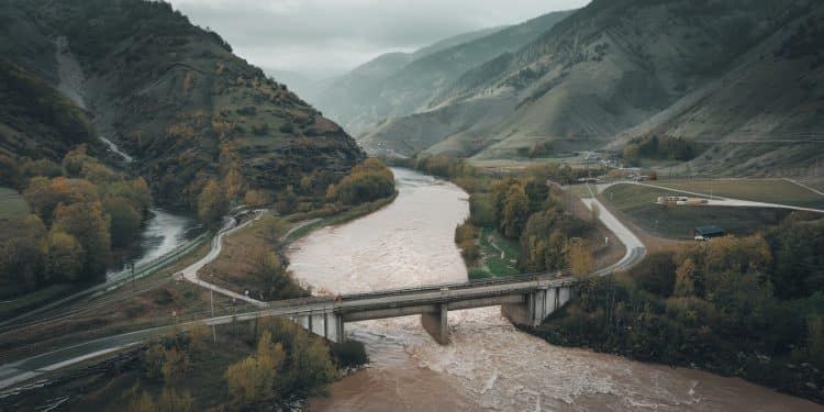 Après leffondrement dun pont dans le Var bloquant 600 personnes une trentaine de vacanciers a pu être évacuée par larmée Découvrez leur soulagement et les détails de lopération de sauvetage   Viral Mag