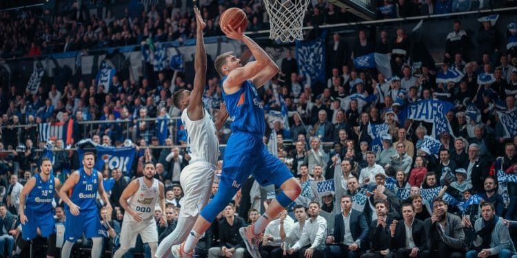 L’Euroligue de Basket Promet un Match Épique ce 24 Octobre - Viral Mag Baskonia Vitoria affrontera Alba Berlin lors de la 5ème journée dEuroligue de basket ce 24 octobre Un duel de titans en perspective Viral Mag