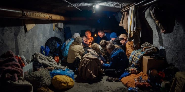 L’hiver approche : les Ukrainiens près du front se préparent au pire - Viral Mag Malgré les destructions causées par la Russie les civils ukrainiens résistent et se préparent à affronter un hiver glacial près du front Découvrez leur détermination Viral Mag