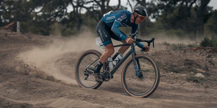 Mathieu van der Poel, Maître Incontesté du Gravel Mondial - Viral Mag Triomphe absolu de Mathieu van der Poel aux Championnats du Monde de Gravel 2024 à Louvain un exploit monumental   Viral Mag