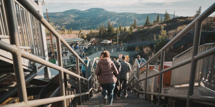 Coincés dans les airs suite à une panne des visiteurs dun parc dattractions ont dû descendre à pied sans équipement de sécurité Récit dune aventure hors du commun   Viral Mag