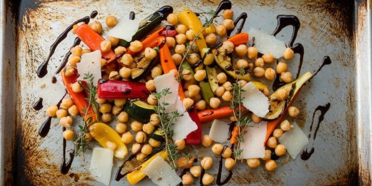 Plongez dans la Saveur Ensoleillée des Légumes Rôtis Balsamiques ! - Viral Mag Découvrez notre recette alléchante de légumes rôtis balsamiques au parmesan Un plat simple et sain qui éblouit les papilles Viral Mag