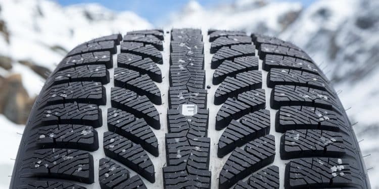 Dès le 1er novembre les automobilistes doivent équiper leur véhicule de pneus hiver dans 34 départements Risquent ils des sanctions    Viral Mag