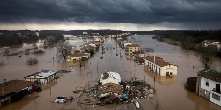 Quand l’Espagne se noie face aux intempéries meurtrières - Viral Mag Des inondations sans précédent ont frappé lEspagne meurtrissante ce week end Zoom sur ce déchaînement météorologique aux conséquences mortelles et les réactions politiques quil suscite Viral Mag