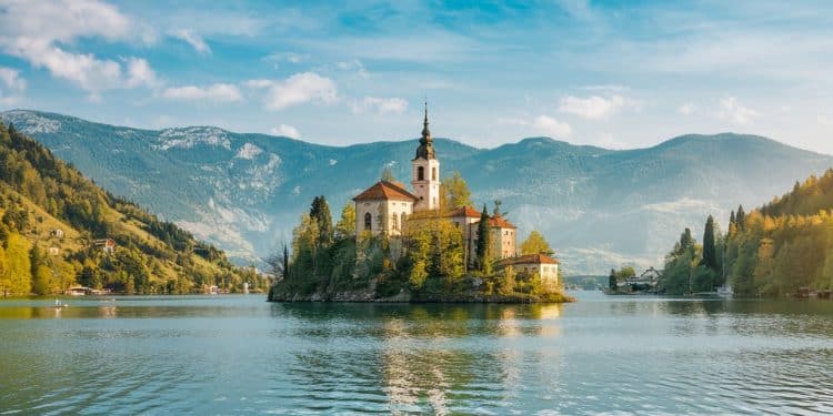 Quand partir en Slovénie : Guide complet pour organiser son séjour - Viral Mag Découvrez le meilleur moment pour voyager en Slovénie selon vos envies Climat budget événements Tous nos conseils dans ce guide complet Viral Mag