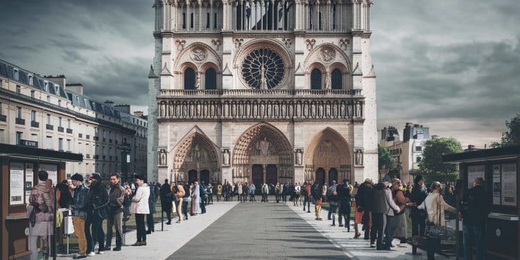 Rachida Dati propose une entrée payante à Notre-Dame de Paris - Viral Mag La ministre de la Culture Rachida Dati souhaite instaurer un tarif dentrée symbolique pour les touristes à Notre Dame de Paris Une idée qui fait débat Viral Mag