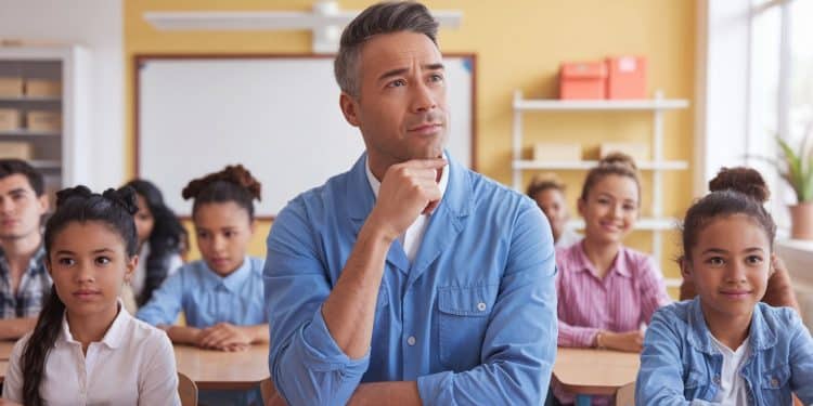 De plus en plus dadultes retournent sur les bancs de lécole pour changer de métier et trouver leur voie Découvrez les motivations et les parcours inspirants de ces reconvertis   Viral Mag