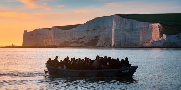 Record de migrants traversant la Manche en 2024 - Viral Mag Plus de 30 000 migrants sont arrivés au Royaume Uni par la Manche en 2024 un nouveau record malgré les promesses du gouvernement   Viral Mag