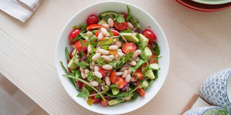 Découvrez notre recette facile et rapide de salade de haricots blancs et légumes frais pour un repas équilibré et savoureux parfait pour lété    Viral Mag