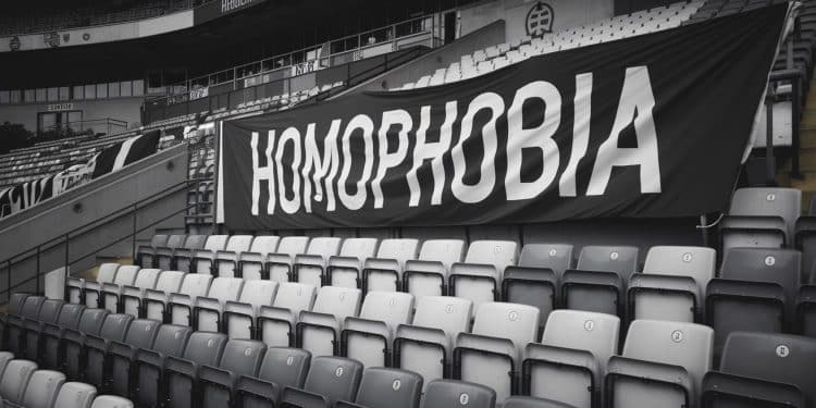 Sanction ferme du PSG pour chants homophobes au Parc des Princes - Viral Mag La LFP inflige une fermeture partielle de tribune au PSG suite aux chants homophobes contre lOM lors du match contre Strasbourg La sanction prend effet dès novembre Viral Mag