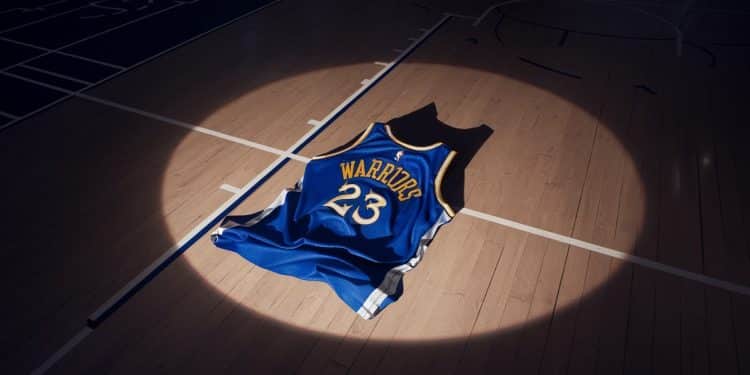 Stephen Curry absent plusieurs matchs pour une entorse à la cheville - Viral Mag Lemblématique meneur des Golden State Warriors sest blessé à la cheville dimanche face aux Clippers Son absence sera la clé du début de saison des champions en titre Viral Mag