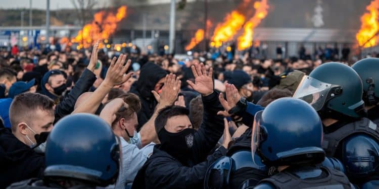 Malgré une victoire éclatante de lOM contre Montpellier les supporters marseillais ont été contraints de rentrer après une décision préfectorale controversée   Viral Mag