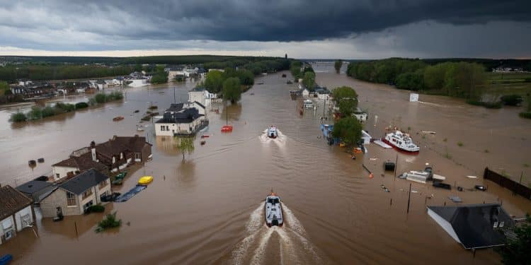Tempête Kirk : Le Bilan Alarmant des Inondations en Île-de-France - Viral Mag La tempête Kirk a frappé lÎle de France avec une violence inouïe provoquant des inondations dévastatrices Découvrez le bilan de ces intempéries et leurs conséquences   Viral Mag