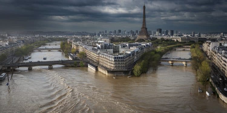 Tempête Kirk : L’Île-de-France sous les eaux, l’alerte rouge maintenue - Viral Mag La tempête Kirk a frappé lÎle de France de plein fouet provoquant des inondations historiques Lalerte rouge est maintenue dans plusieurs départements Viral Mag