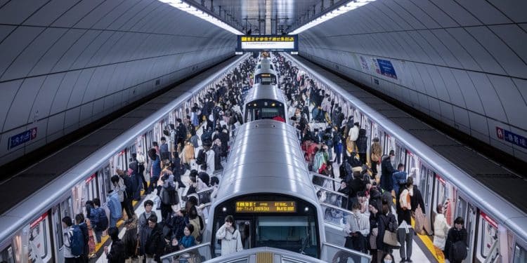 Lopérateur de métro tokyoïte Tokyo Metro a fait une entrée explosive en Bourse son action senvolant de près de 50 portée par un engouement massif des petits actionnaires   Viral Mag