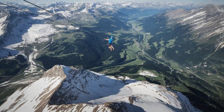 Tyrolienne dans les Alpes : L’aventure à couper le souffle ! - Viral Mag Explorez les magnifiques paysages des Alpes autrichiennes en vous élançant sur la plus longue tyrolienne dEurope Une expérience unique à vivre absolument Viral Mag