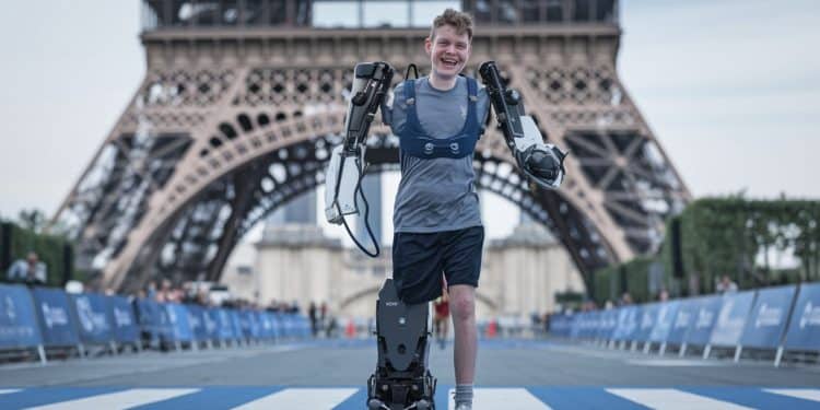 Un ado tétraplégique réalise un exploit exceptionnel aux 20 km de Paris - Viral Mag Valentin 17 ans et tétraplégique de naissance a franchi la ligne darrivée des 20 km de Paris en exosquelette dimanche un geste symbolique et porteur despoir Viral Mag